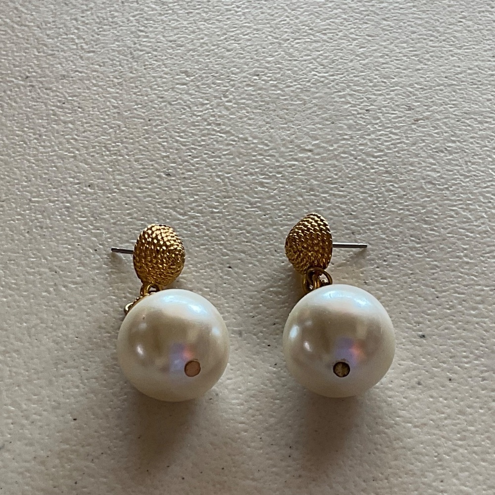 Faux Pearl dangle earrings pierced goldtone trim 1” vintage - Picture 2 of 7